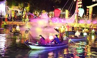 Du khách, người dân phố cổ Hội An đón lễ Noel đặc biệt