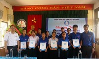 Trao học bổng cho học sinh có hoàn cảnh khó khăn tại Trường THPT Hà Trung, huyện Phú Vang, tỉnh TT-Huế.