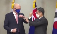 Khoảnh khắc thú vị: Bộ trưởng Quốc phòng Úc lúng túng vì quên cách cụng khuỷu tay để chào