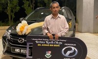 Thầy giáo ở Malaysia chuẩn bị về hưu, được nhóm sinh viên cũ tặng hẳn một chiếc xe ô tô