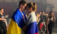 Sự thật đằng sau bức ảnh cặp đôi khoác cờ Nga và Ukraine: Không như mọi người tưởng tượng