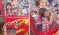 Bé gái 4 tuổi ở Úc bị mắc kẹt trong máy gắp đồ chơi chỉ vì muốn “lấy trộm” gấu bông