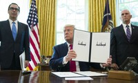 Tổng thống Donald Trump ký quyết định tăng cường các biện pháp trừng phạt Iran hôm 24/6 .Ảnh: AP