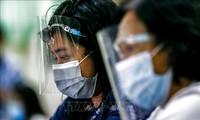 Nhân viên y tế đeo khẩu trang và tấm chắn nhựa phòng lây nhiễm COVID-19 tại Manila, Philippines. Ảnh: THX/TTXVN