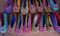 Giày thêu của nam và nữ dân tộc Xạ Phang. Ảnh: baodantoc.vn