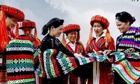 Liên hoan trình diễn trang phục dân tộc truyền thống dân tộc thiểu số