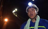 Xuống dưới lòng đất 175 m hát &apos;Tôi là người thợ lò&apos;