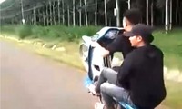 Ra đường &apos;trổ tài&apos; đi xe máy một bánh sau khi sử dụng ma túy 