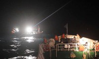 Vượt sóng dữ, tàu Vùng 3 Hải quân cứu nạn thành công tàu cá ngư dân Quảng Bình gặp nạn trên biển