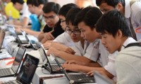 Thi tốt nghiệp THPT trên máy tính: Học sinh và giáo viên còn dè chừng vì nhiều lí do