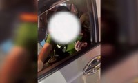 CLIP: Nữ thiếu tá công an có biểu hiện say xỉn, lái ôtô gây tai nạn