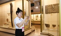 Nữ sinh dân tộc Mông háo hức khám phá Bảo tàng lịch sử Quốc gia 