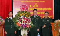 Thiếu tướng Tạ Quang Khải chúc mừng các đồng chí được bổ nhiệm. Ảnh CP