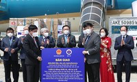 Tại sân bay Nội Bài đã diễn ra lễ bàn giao vắc xin, thiết bị, vật tư y tế và kinh phí được ủng hộ trong chuyến công tác châu Âu của Đoàn đại biểu cấp cao Quốc hội Việt Nam. Ảnh Như Ý