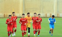 Công Phượng hớn hở gặp đồng đội, tuyển thủ Việt Nam &apos;đội mưa&apos; tập luyện