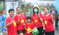 CĐV Phú Thọ đội mưa tới sân cổ vũ U23 Việt Nam đấu Timor Leste