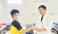 Bé10 tuổi đột quỵ khi đang chơi, bố mẹ nhận ra dấu hiệu nguy hiểm nên cứu được con