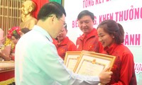 Chủ tịch UBND tỉnh Bắc Giang Lê Ánh Dương tặng khen thưởng vận động viên Nguyễn Thị Oanh