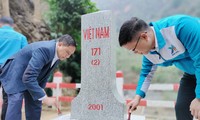 Đoàn công tác của Tỉnh Đoàn, Hội LHTN tỉnh Bắc Giang sơn lại cột mốc biên giới ở Lào Cai