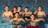 Cầu thủ đội tuyển Việt Nam khoe &quot;múi sầu riêng&quot; ở bể bơi: Ai đang nóng xem ngay cho mát!