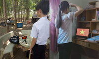 Học online ở nhà, teen Bình Phước vẫn đồng phục chỉnh tề, chào cờ trực tuyến