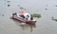 Người nhái lặn tìm nạn nhân.