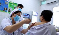 Nhân viên y tế Bệnh viện Bệnh Nhiệt đới TPHCM được tiêm vắc xin COVID-19 mũi 1 vào ngày 8/3.