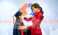 Những khoảnh khắc ấm áp tại lễ trao học bổng &apos;Nâng bước thủ khoa&apos; 2021