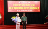 Thứ trưởng Nguyễn Văn Thành trao quyết định và chúc mừng tân Cục trưởng Nguyễn Đình Thuận.