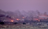 Các thị trấn biên giới Syria chìm trong khói lửa sau khi bị quân đội Thổ Nhĩ Kỳ tấn công. Ảnh: Aljazeera