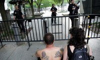 Người biểu tình đối mặt với lính mật vụ tại Nhà Trắng. Ảnh: Reuters
