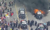 Xe tuần tra bị tấn công bởi người biểu tình ở Los Angeles. Ảnh: Twitter
