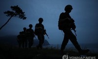 Binh sĩ Hàn Quốc đi tuần trên đảo Yeonpyeong ngày 17/6. Ảnh: Yonhap
