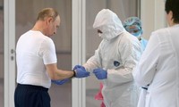 Tổng thống Nga Putin đeo găng tay khi đến thăm một bệnh viện ở Moscow. Ảnh: AP