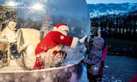 Giáng sinh thời COVID-19: Ông già Noel trong bong bóng, đồ trang trí cũng đeo khẩu trang
