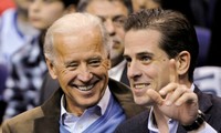 Ông Joe Biden và con trai Hunter. Ảnh: Reuters