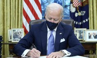 Ông Biden trong Phòng Bầu dục. Ảnh: Reuters