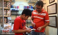 Nghề lạ mua tiền rách ở TPHCM: Chỉ còn 1/2 tờ vẫn bán được!