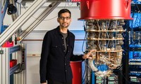 CEO của Google, Sundar Pichai, bên máy tính lượng tử của hãng. Ảnh: CNN.