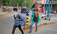Lao động nhập cư về quê nhà sau khi Ahmedabad, thành phố lớn nhất ở bang Gujarat của Ấn Độ, bị phong tỏa. Ảnh: AP 