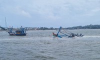 The ship sank right at the sea mouth, 5 Quang Ngai fishermen were lucky to be rescued