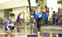 Đoàn viên thanh niên tham gia vệ sinh trường lớp đón học sinh đi lại sau nghỉ bão số 12. Ảnh: Trương Định