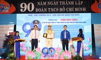 Nhân kỉ niệm 90 năm Ngày thành lập Đoàn, Thành Đoàn Đà Nẵng đã trao giải thưởng 26/3 cho 90 thủ lĩnh thanh niên có thành tích xuất sắc trên các lĩnh vực. Ảnh: Giang Thanh