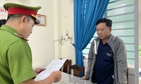 Lái xe đầu kéo húc vào xe chuyên dụng của công an Đà Nẵng