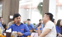 Một thanh niên đang khởi nghiệp trao đổi cùng chủ doanh nghiệp tại chương trình. Ảnh Nguyễn Thắng.