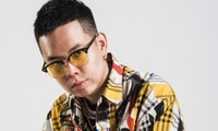 Rapper đình đám bồ cũ siêu mẫu Minh Tú cầm thứ gì trên tay mà bị netizen chỉ trích dữ dội?