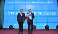 Phó Chủ tịch UBND TPHCM Dương Anh Đức trao quyết định bổ nhiệm cho PGS- TS Ngô Minh Xuân