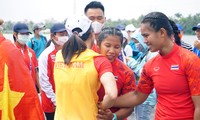 Nữ VĐV Canoeing Việt Nam bắt tay, trò chuyện với đối thủ Thái Lan sau cuộc đua gay cấn trên sông Giá, Hải Phòng.
