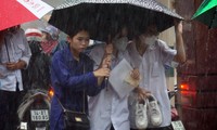 Hải Phòng: Sĩ tử xách giày, lội nước mưa trong ngày đầu thi tốt nghiệp