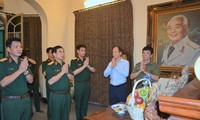 Đại tướng Phan Văn Giang và đoàn công tác dâng hương tưởng nhớ Đại tướng Võ Nguyên Giáp. Ảnh: Chiến Văn 